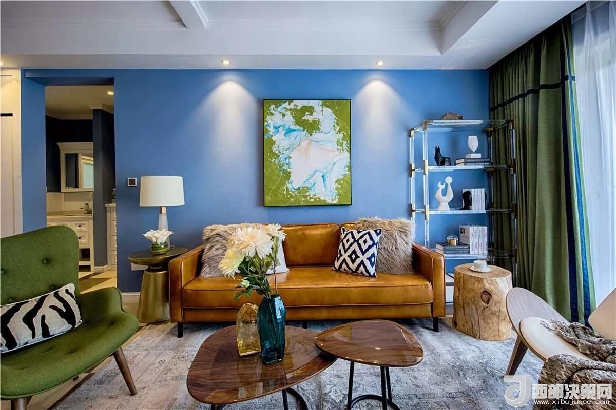 沙發(fā)背景墻選對(duì)裝飾畫，才能美了整個(gè)客廳空間！