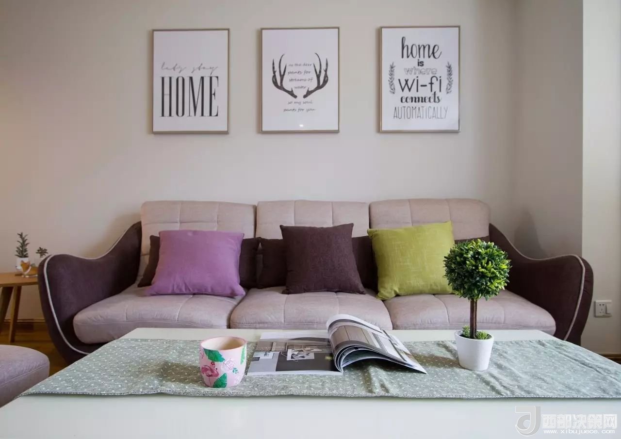 沙發(fā)背景墻選對(duì)裝飾畫，才能美了整個(gè)客廳空間！