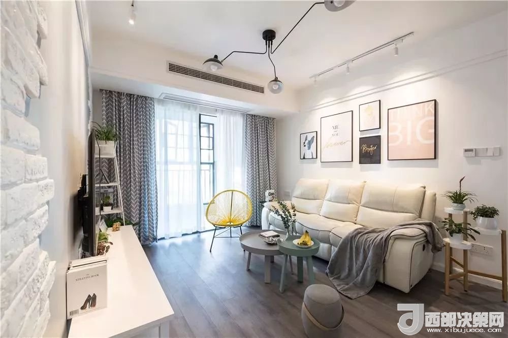 沙發(fā)背景墻選對(duì)裝飾畫，才能美了整個(gè)客廳空間！