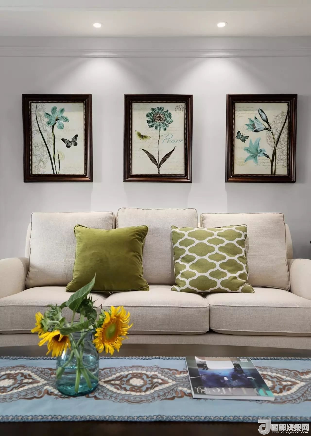 沙發(fā)背景墻選對(duì)裝飾畫，才能美了整個(gè)客廳空間！