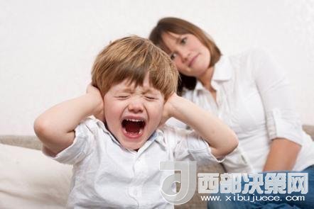 這時孩子可能會一直哭，甚至觀察父母的反應(yīng)。父母這時候可以讓他哭，哭累了自然就會停下，要讓孩子明白“鬧起來沒道理我不會心疼你”。