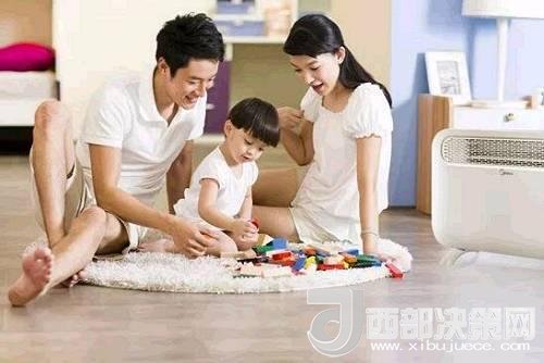 兒童時期，孩子好奇心強，喜歡“打破砂鍋問到底”、“探究性拆東西”、“自言自語做游戲”。這些聽似好笑，看似頑皮的言行舉止，恰恰就是孩子創(chuàng)造火花的閃現(xiàn)。心理學(xué)家鄧斯克認為，小孩子在游戲中的“假裝”會大大促進他們的發(fā)散思維。