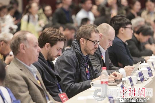 河北工業(yè)設計創(chuàng)新中心(以下簡稱HIDC)啟動儀式暨“設計促轉(zhuǎn)型·創(chuàng)新贏未來”國際工業(yè)設計工作坊26日在河北省省會石家莊市舉行。圖為與會各國設計師?！⌒ば?攝