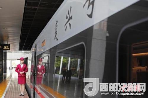 資料圖：4月10日，列車員在“復興號”列車旁迎接旅客的到來。 <a target='_blank'  data-cke-saved- >中新社</a>記者 殷立勤 攝