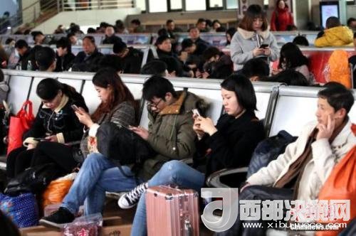 資料圖：移動互聯(lián)網(wǎng)時代，旅客都拿著手機(jī)打發(fā)時間。<a target='_blank' >中新社</a>記者 王中舉 攝