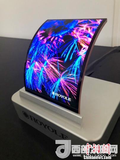 柔宇科技全柔性顯示屏在固定曲面上的應(yīng)用?！∪嵊羁萍脊﹫D 攝