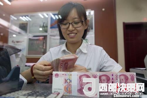 7月5日，山西太原一銀行工作人員正在清點(diǎn)貨幣。人民幣對(duì)美元匯率中間價(jià)在經(jīng)歷了過(guò)去11個(gè)交易中的10次下調(diào)后終于迎來(lái)大漲。5日，中國(guó)外匯交易中心公布人民幣對(duì)美元匯率中間價(jià)報(bào)6.6180，較前一交易日大幅上調(diào)415個(gè)基點(diǎn)，創(chuàng)下自2017年10月11日以來(lái)的最大升幅。<a target='_blank' >中新社</a>記者 張?jiān)?攝