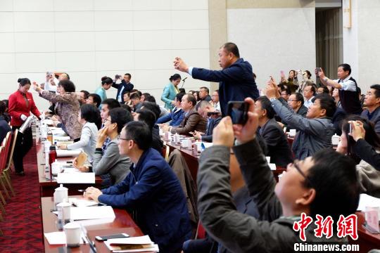 圖為與會(huì)嘉賓認(rèn)真聽(tīng)取專家演講?！±铍h 攝