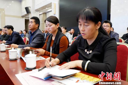 圖為與會(huì)嘉賓聆聽(tīng)專家演講?！±铍h 攝