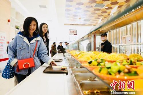 　資料圖：消費者在餐廳就餐?！惴?攝