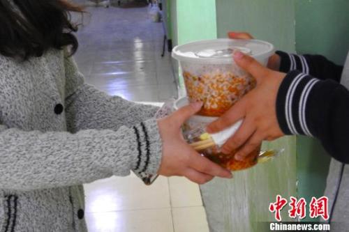 外賣配送員將外賣送到學生宿舍。受訪者供圖