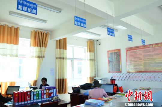 圖為塔秀村的便民服務(wù)大廳?！◆?shù)り?yáng) 攝