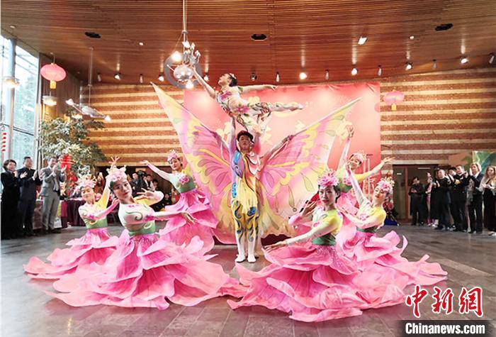 圖為雜技演員通過精湛的技藝贏得了滿堂喝彩?！「拭C省文化和旅游廳網(wǎng)站 攝