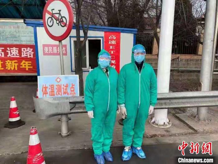 鄉(xiāng)鎮(zhèn)衛(wèi)生院和社區(qū)衛(wèi)生中心工作人員排查發(fā)熱患者?！〗樾菔嗅t(yī)療集團(tuán)供圖 攝