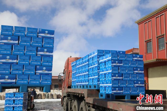 圖為當雄的冰川礦泉水裝車，即將發(fā)往湖北?！‘斝劭h 供圖 攝