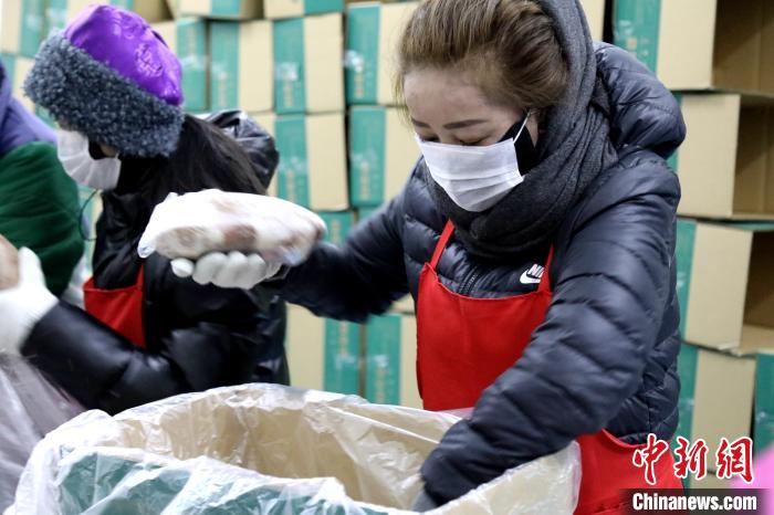 當雄縣民眾將牦牛肉裝箱?！‘斝劭h 供圖 攝