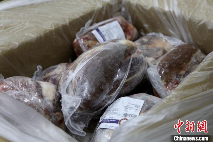 當雄縣援鄂物資中的牦牛肉，圖中的為腱子肉，是牦牛肉中的“極品”。　當雄縣 供圖 攝