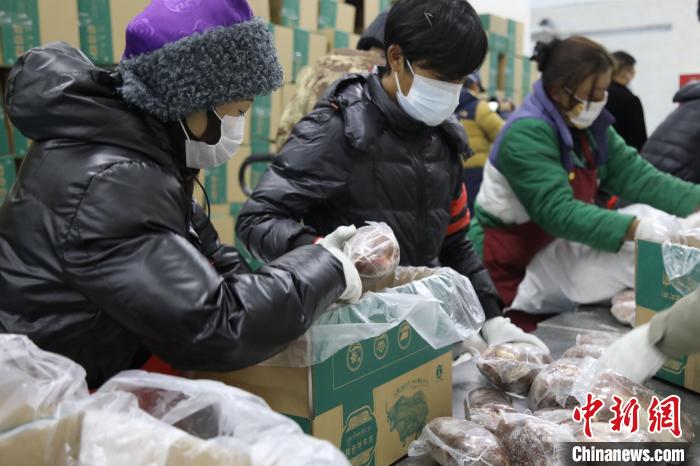 當雄縣民眾打包當?shù)氐奶禺a(chǎn)，“有身份證”牦牛肉。　當雄縣 供圖 攝