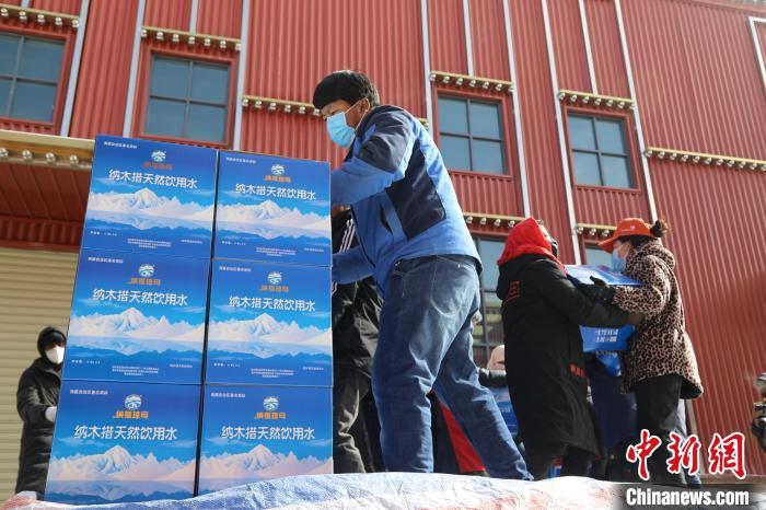 西藏當雄給湖北荊州送去冰川礦泉水、牦牛肉等物資