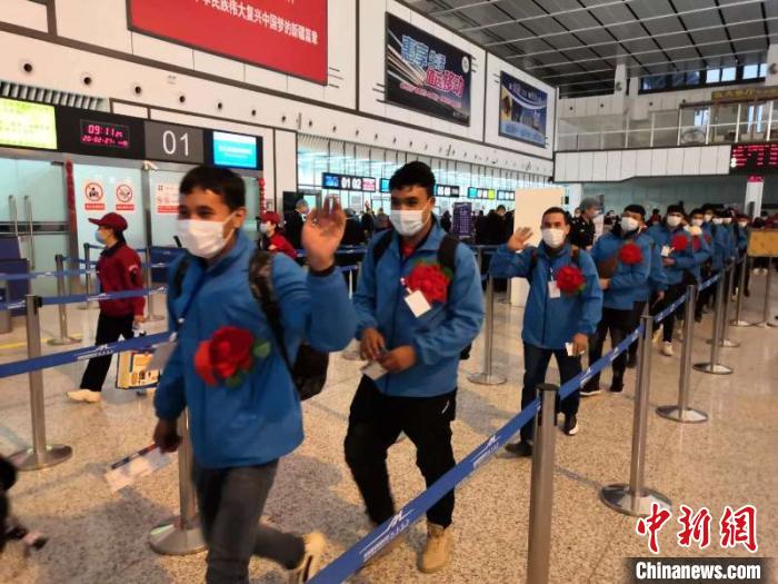 外出務(wù)工人員有序排隊(duì)辦理登記手續(xù)。　孫友軍 攝