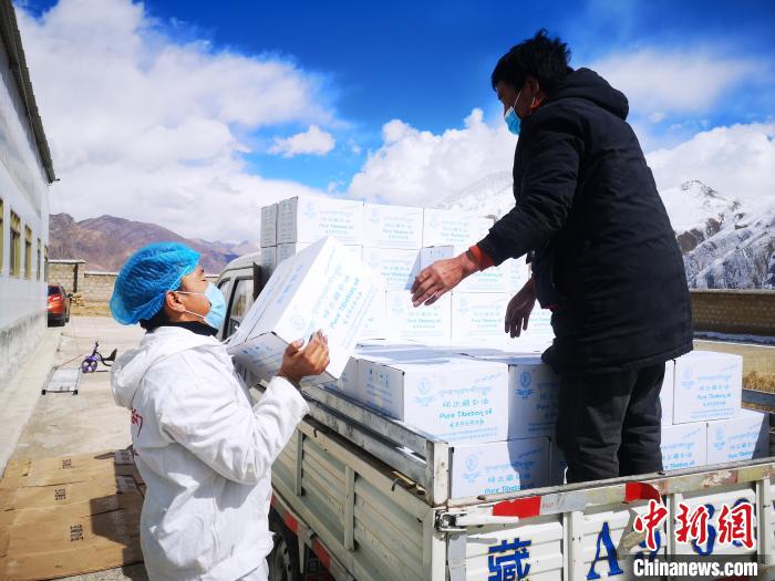 圖為工作人員搬運物資。堆龍德慶區(qū)宣傳部供圖