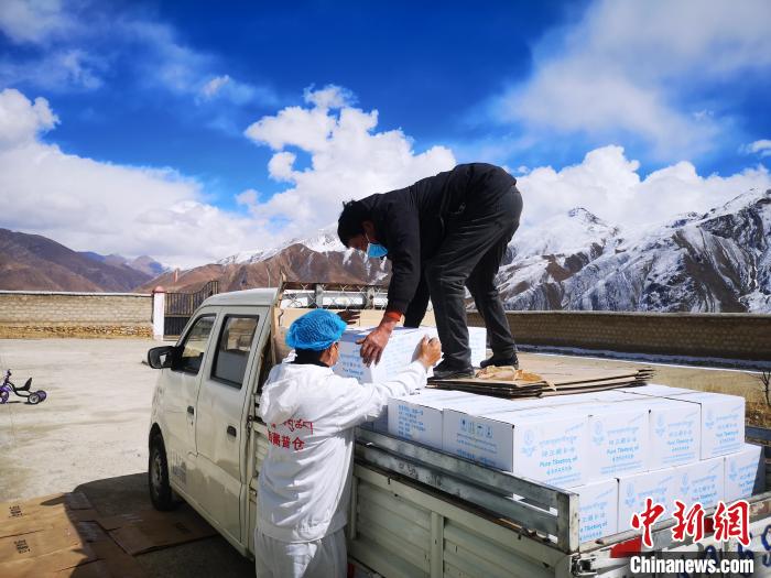 圖為工作人員搬運物資。堆龍德慶區(qū)宣傳部供圖