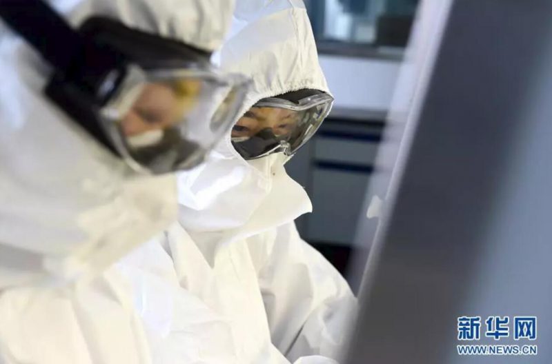 ▲資料圖片：負(fù)責(zé)新型冠狀病毒核酸檢測(cè)的工作人員，在實(shí)驗(yàn)室進(jìn)行樣本處理。（新華社發(fā) 周牧 攝）