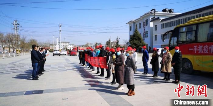 圖為甘肅禮縣，歡送首批乘“專車”赴浙江的務(wù)工人員。(資料圖) 田瑞萍 攝