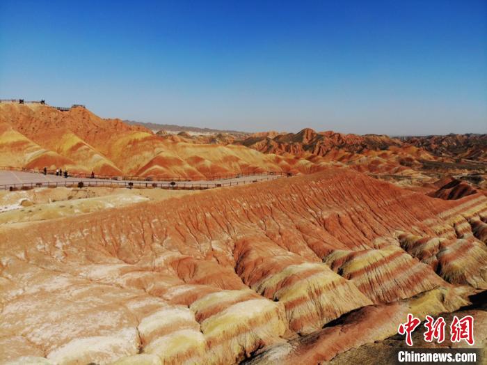 航拍下的七彩丹霞?！钇G敏 攝