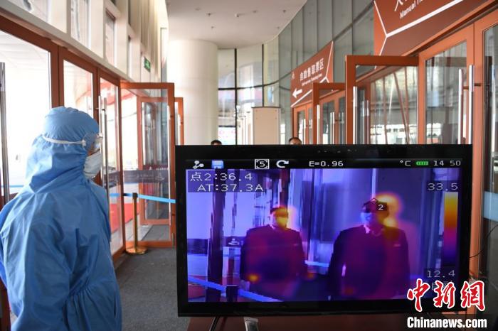 圖為游客步行通過紅外線測溫通道?！钇G敏 攝