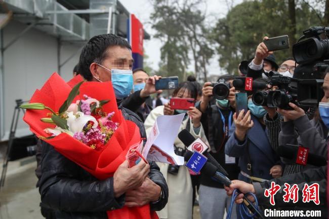 圖為貴州省最后一名新冠肺炎確診患者從貴州省將軍山醫(yī)院出院，患者接受媒體采訪?！■暮陚?攝
