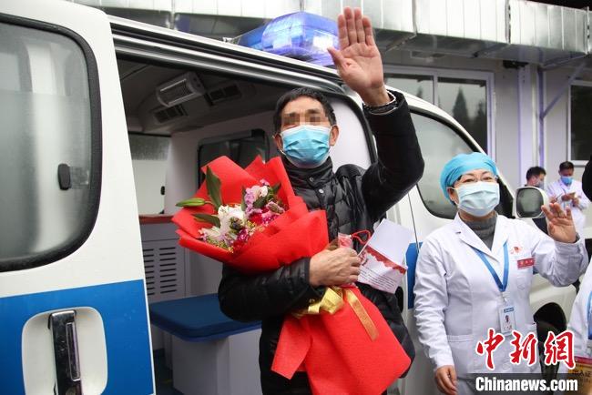 圖為貴州省最后一名新冠肺炎確診患者從貴州省將軍山醫(yī)院出院，患者與眾人揮手告別?！■暮陚?攝