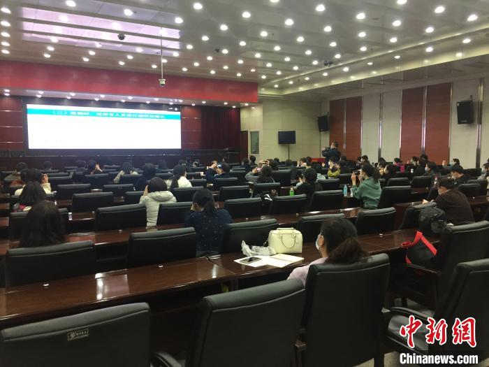 山西選派554名疫情防控指導(dǎo)員駐校指導(dǎo)高三年級開學(xué)疫情防控。　高瑞峰 攝