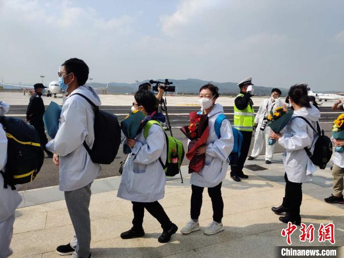 圖為交警向醫(yī)療隊敬禮?！№n帥南 攝