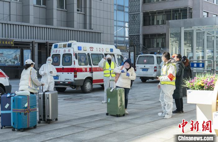 圖為呼和浩特車站“外防輸入”?！∠牧?攝