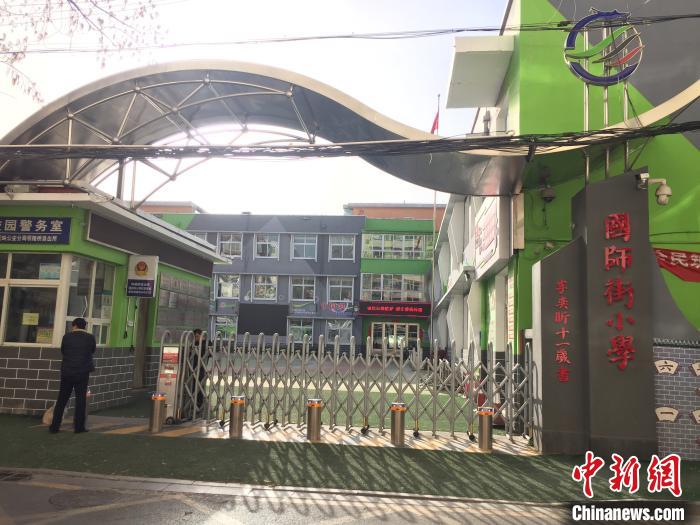 校門口設置臨時等候區(qū)，區(qū)域四周5米為禁行區(qū)。　高瑞峰 攝