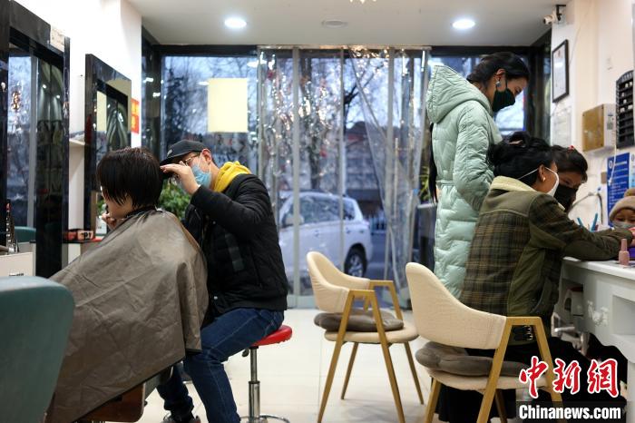 拉薩市民在一美發(fā)店理發(fā)、美甲。　江飛波 攝