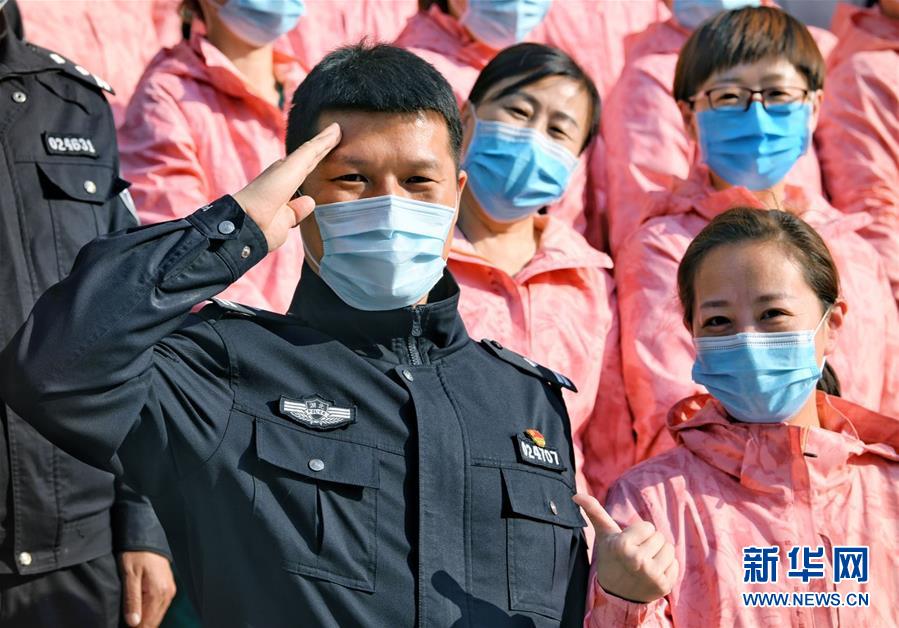 （習(xí)近平致敬的戰(zhàn)“疫”英雄·公安干警篇·圖文互動）（1）他們，抗疫一線鑄警魂