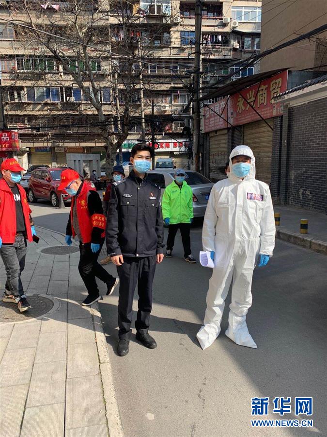 （習(xí)近平致敬的戰(zhàn)“疫”英雄·公安干警篇·圖文互動）（6）他們，抗疫一線鑄警魂