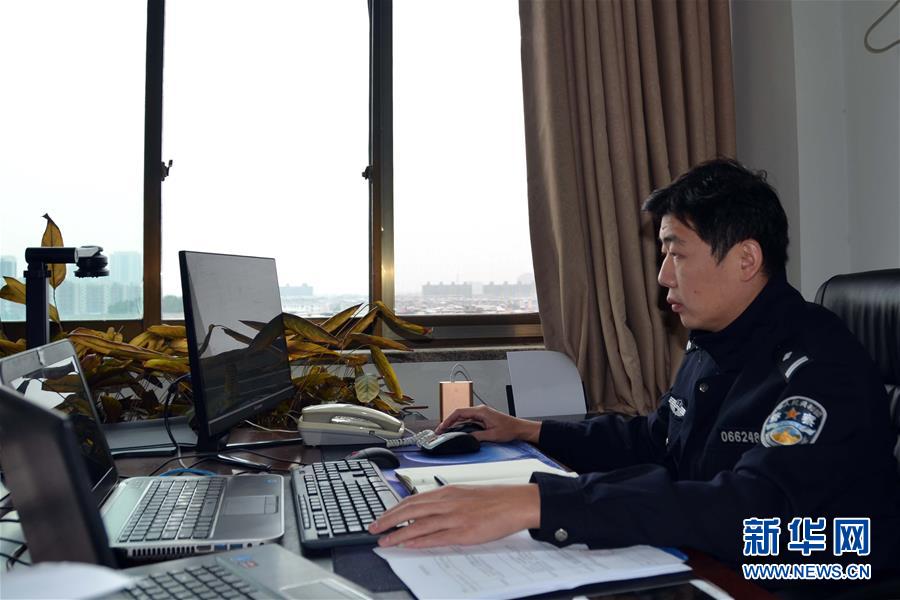 （習(xí)近平致敬的戰(zhàn)“疫”英雄·公安干警篇·圖文互動）（8）他們，抗疫一線鑄警魂