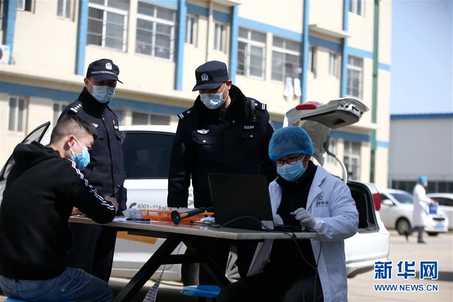 （習(xí)近平致敬的戰(zhàn)“疫”英雄·公安干警篇·圖文互動）（3）他們，抗疫一線鑄警魂