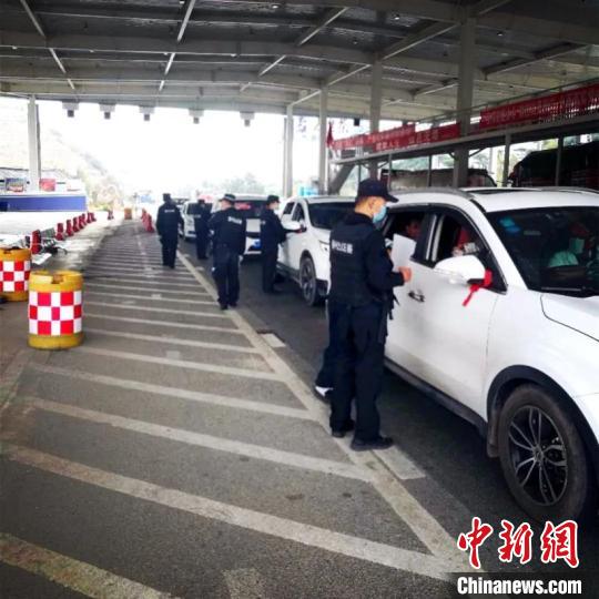 圖為云南一邊境檢查站防控疫情同時嚴防境外毒品滲透?！≡颇鲜」矎d供圖 攝
