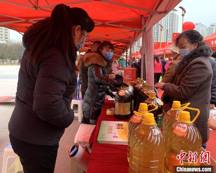 圖為市民們正在采購(gòu)商品?！O睿 攝