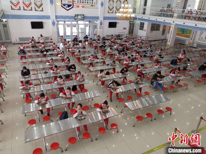 圖為學(xué)生們?cè)谑程镁筒汀！鯆I娜 攝