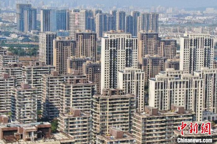 房地產(chǎn)行業(yè)作為特殊的商品銷售業(yè)，受疫情影響，一些企業(yè)資金回籠困難，亟待金融和稅務(wù)部門的政策支持?！°蟛?攝