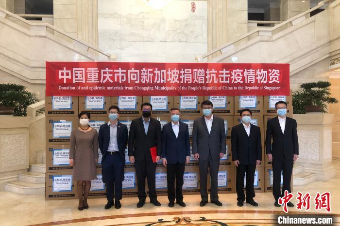 圖為捐贈方與接收方代表合影留念?！⑾嗔?攝