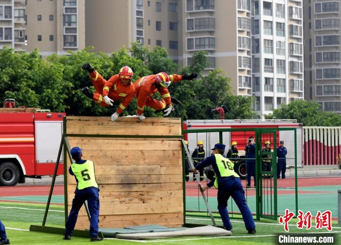新消防員進(jìn)行消防障礙接力操展示?！⒅铱?攝