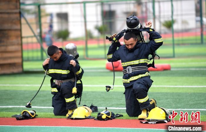 新消防員進(jìn)行穿戴空呼器展示。　劉忠俊 攝