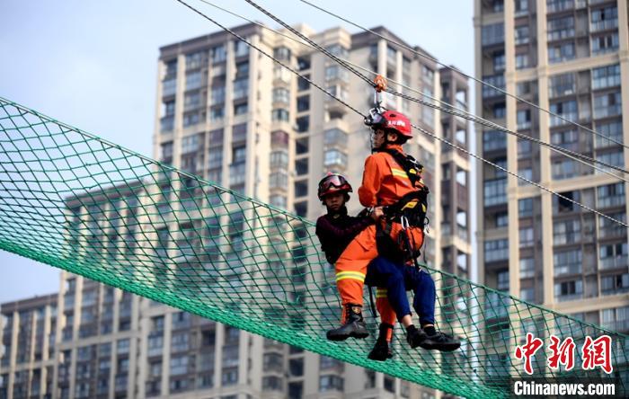 新消防員進(jìn)行T型救援操展示?！⒅铱?攝