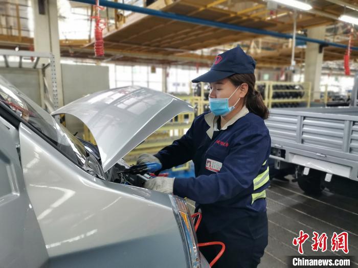 在滿足國(guó)外市場(chǎng)供應(yīng)的同時(shí)，成功汽車也緊盯國(guó)內(nèi)市場(chǎng)，拓渠道保銷量。　高飛 攝